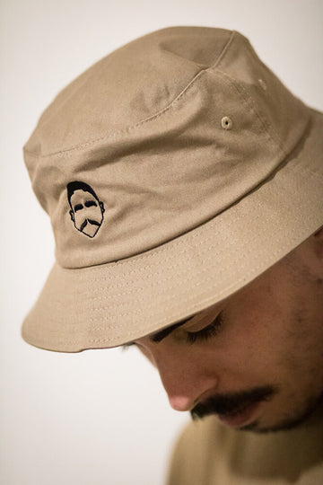 Cappello Beige con ricamo Nero